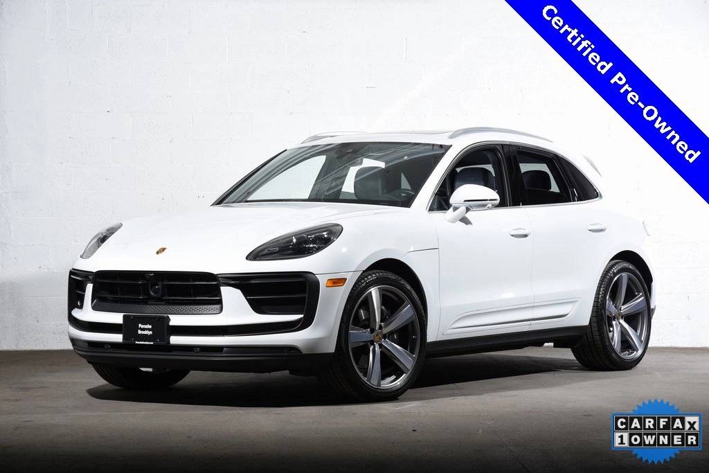 2025 Porsche Macan Standard's photo