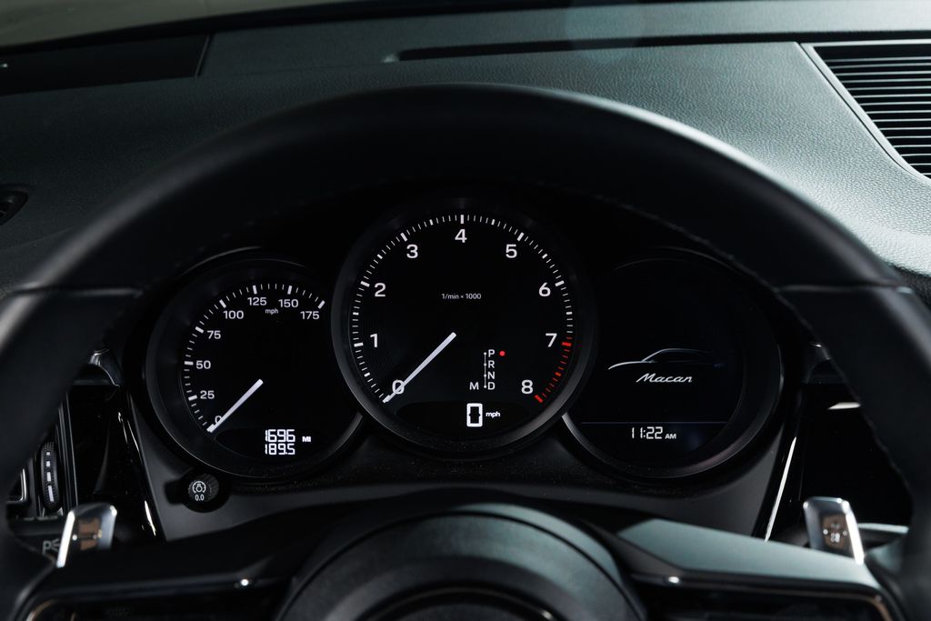 2025 Porsche Macan T - Photo 14