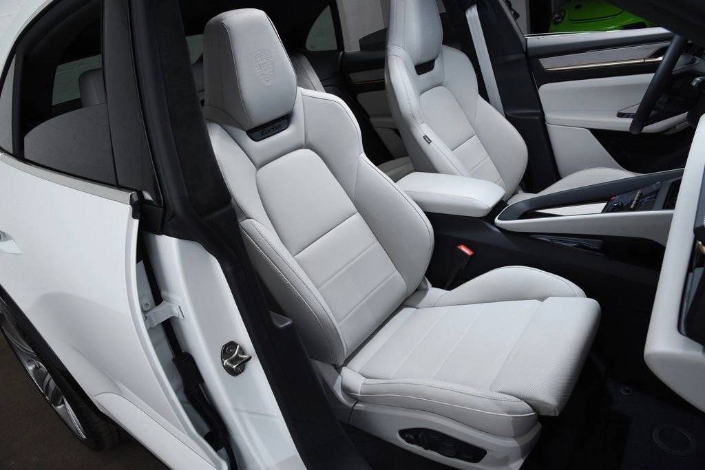 2025 Porsche Macan Turbo Electric - Photo 28
