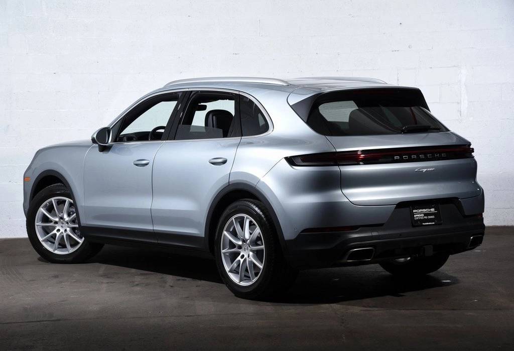 2025 Porsche Cayenne photo 2