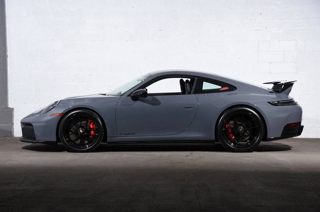 2026 Porsche 911 GTS photo 2