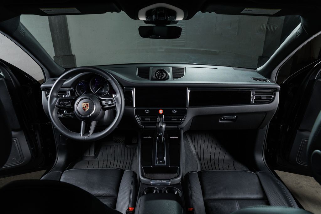2025 Porsche Macan T - Photo 12