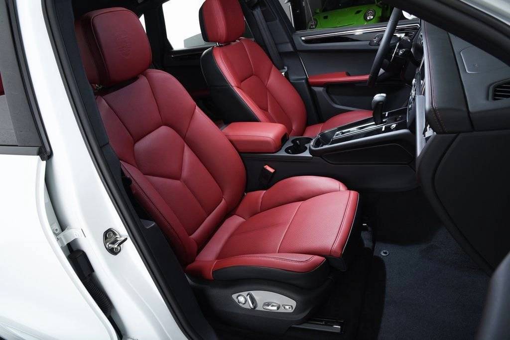 2025 Porsche Macan - Photo 29