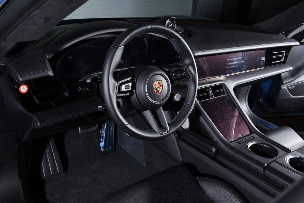 2024 Porsche Taycan Cross Turismo Turbo photo 4