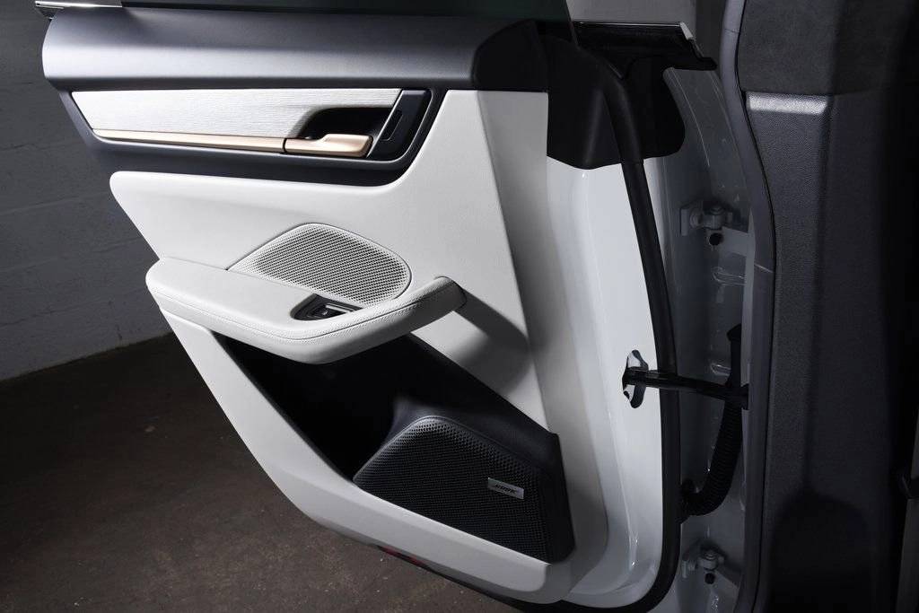 2025 Porsche Macan Turbo Electric - Photo 33