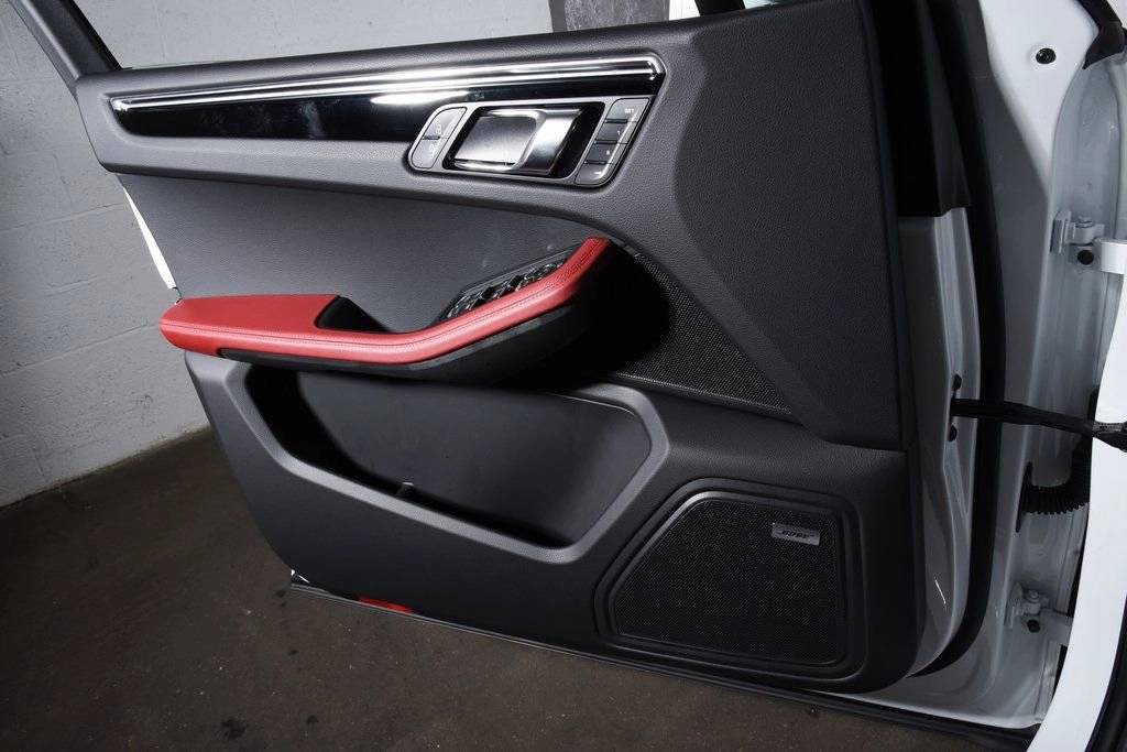 2025 Porsche Macan - Photo 36