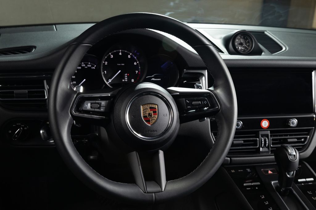 2025 Porsche Macan T - Photo 13