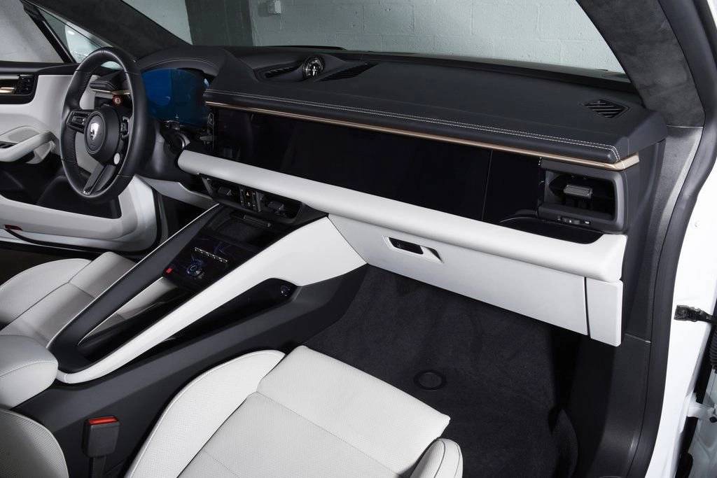 2025 Porsche Macan Turbo Electric - Photo 20
