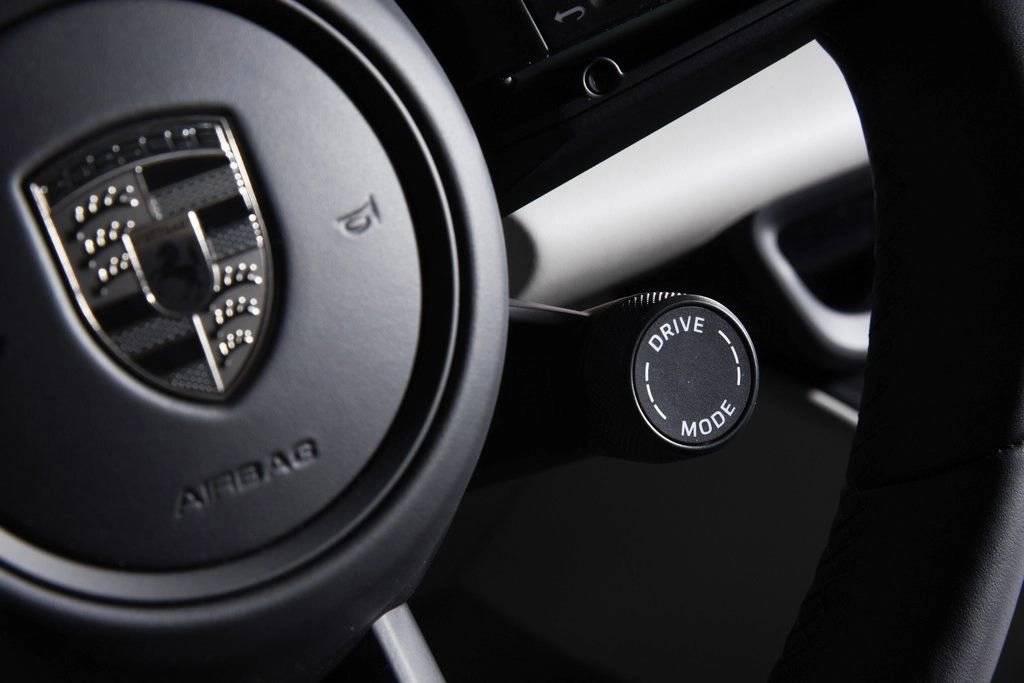 2025 Porsche Macan Turbo Electric - Photo 19