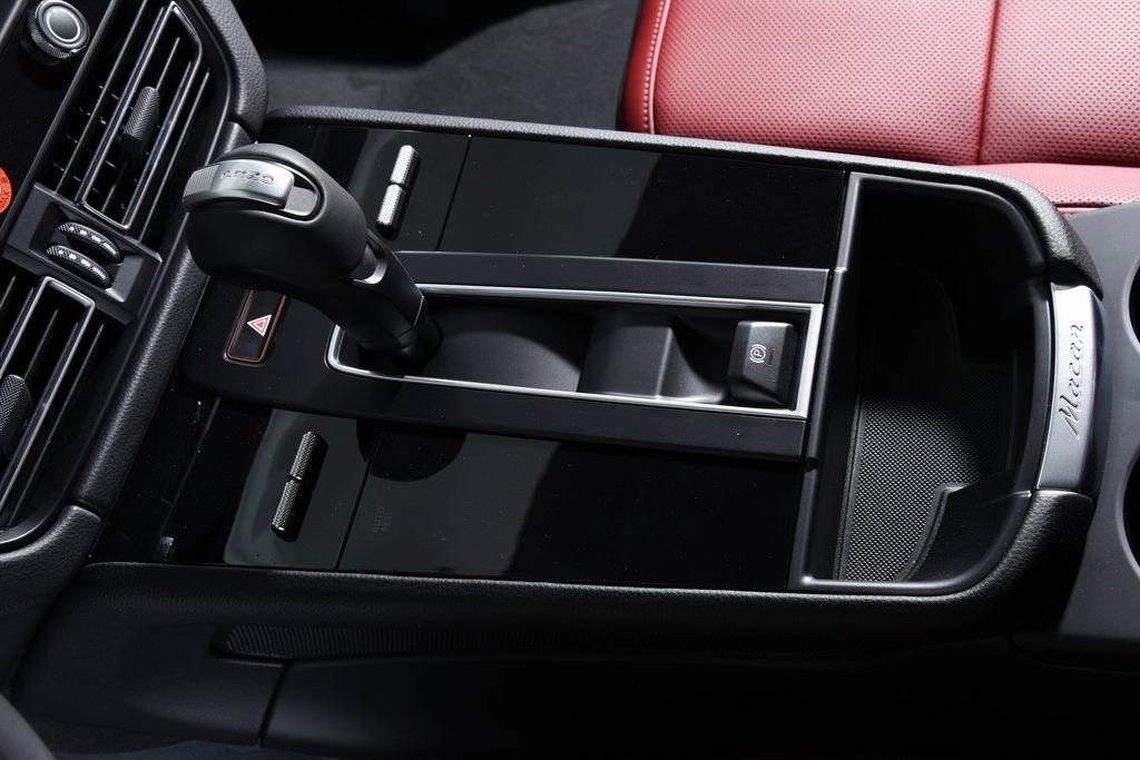 2025 Porsche Macan - Photo 24