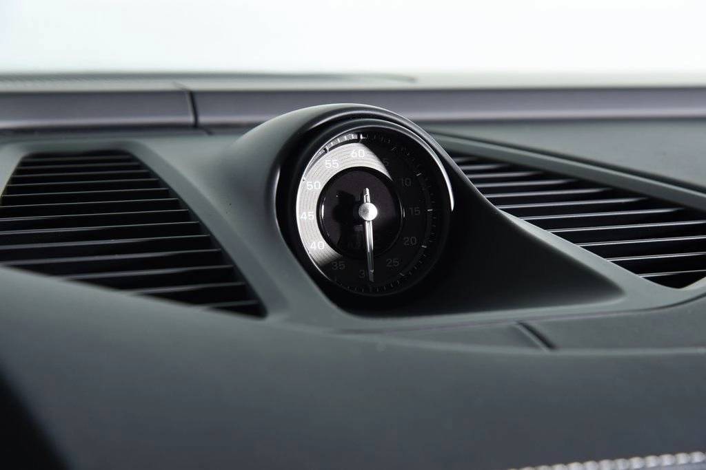 2025 Porsche Macan Turbo Electric - Photo 21
