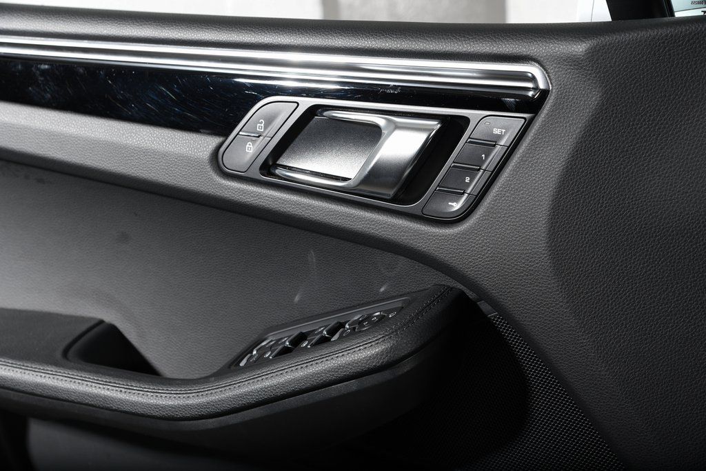 2025 Porsche Macan T - Photo 28