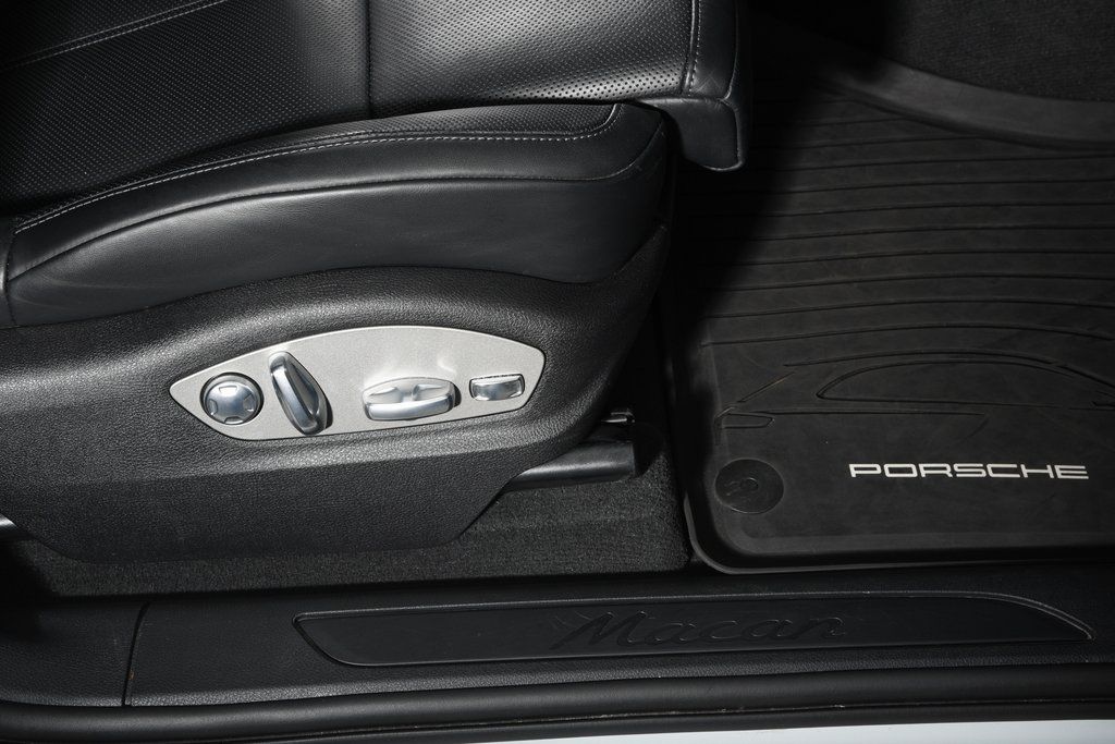 2025 Porsche Macan T - Photo 29