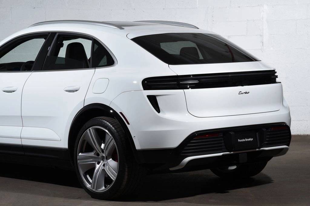 2025 Porsche Macan Turbo Electric - Photo 15