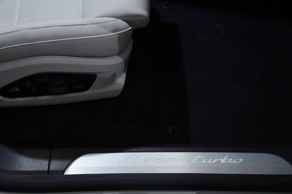 2025 Porsche Macan Turbo Electric - Photo 31