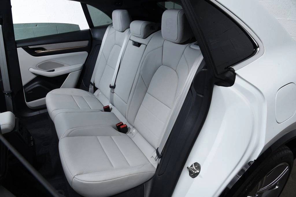 2025 Porsche Macan Turbo Electric - Photo 30