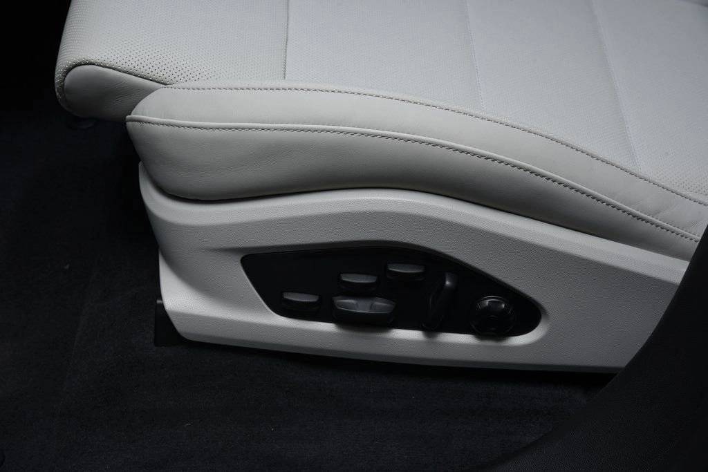 2025 Porsche Macan Turbo Electric - Photo 32