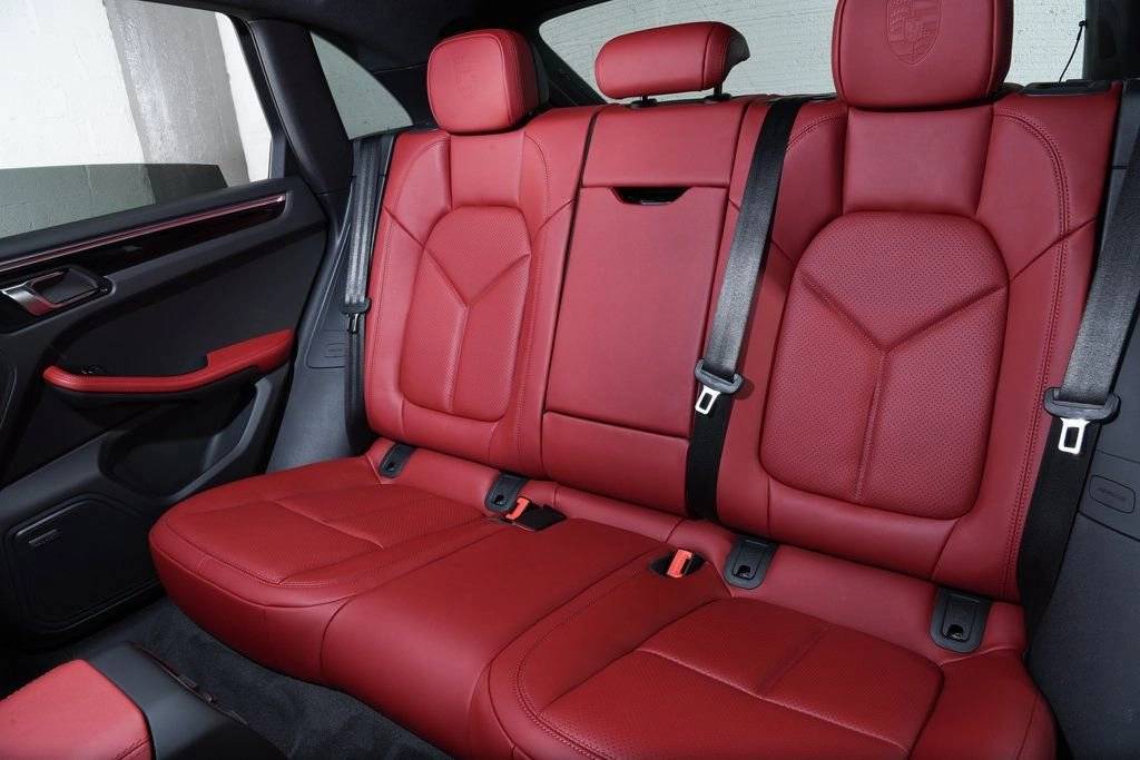 2025 Porsche Macan - Photo 31