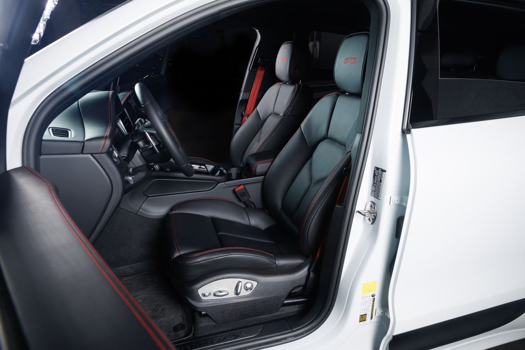 2026 Porsche Macan GTS - Photo 12