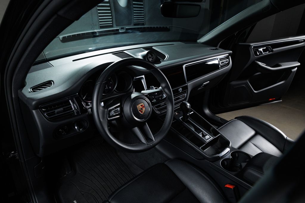2025 Porsche Macan T - Photo 11
