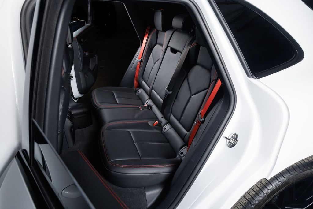 2026 Porsche Macan GTS - Photo 13