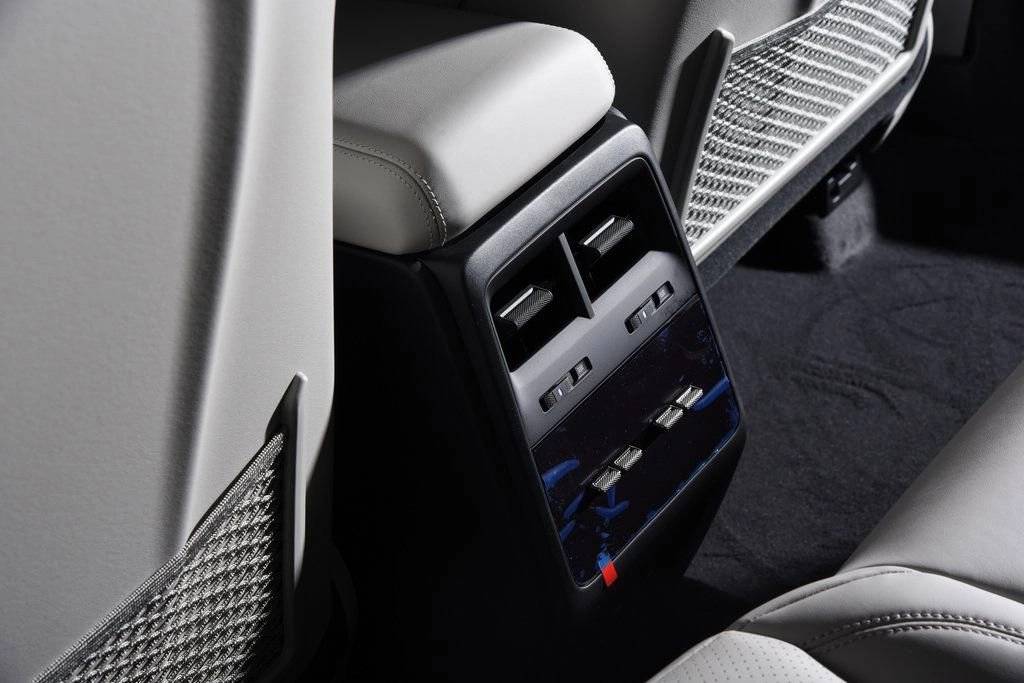 2025 Porsche Macan Turbo Electric - Photo 34