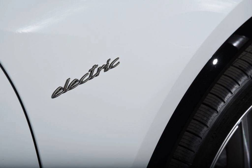 2025 Porsche Macan Turbo Electric - Photo 13