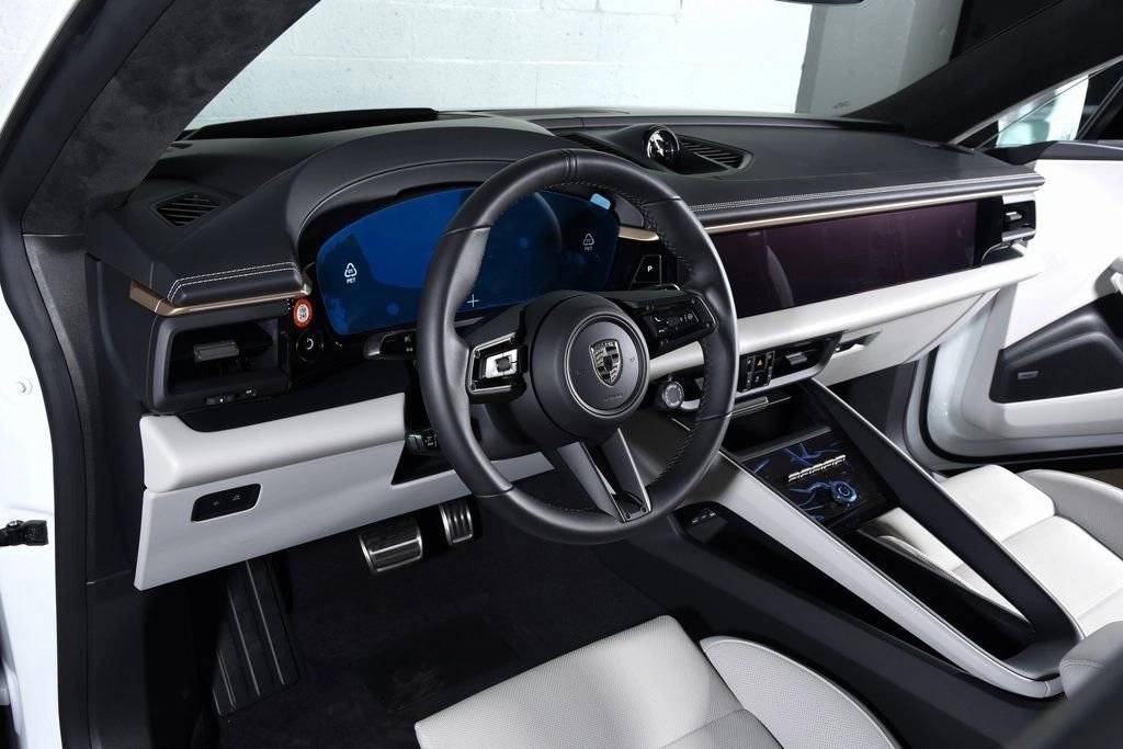 2025 Porsche Macan Turbo Electric - Photo 18