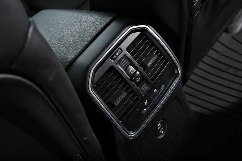 2025 Porsche Macan T - Photo 36