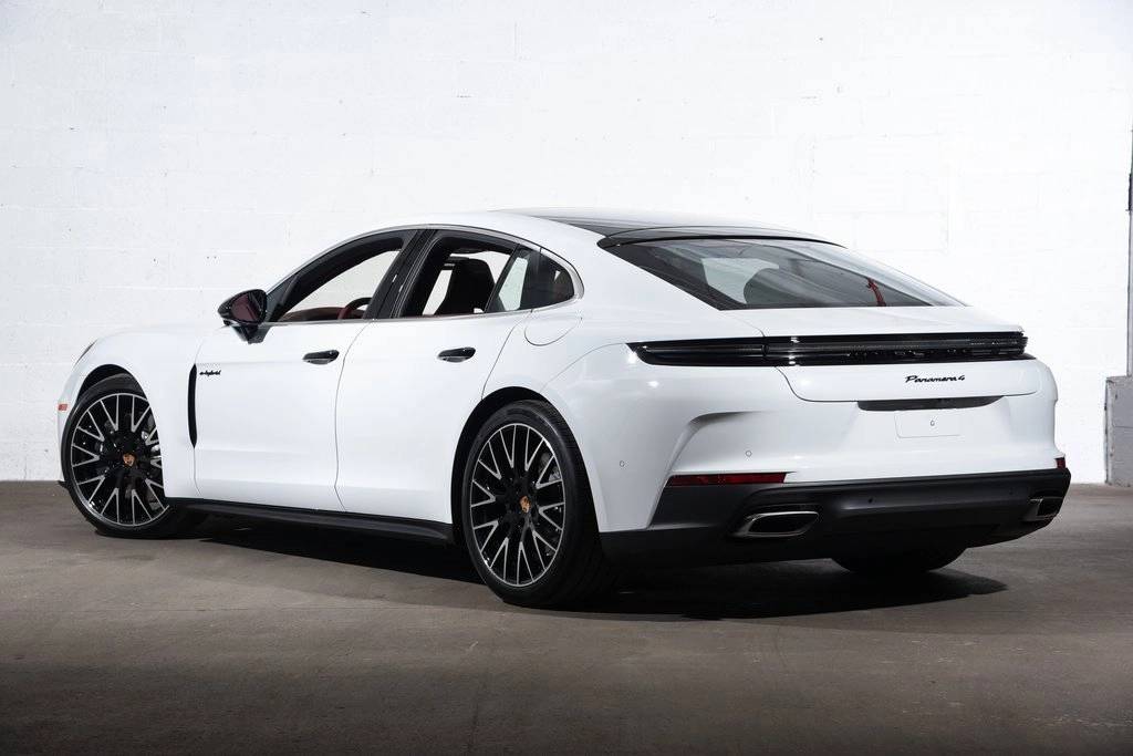 2026 Porsche Panamera E-Hybrid 4 photo 3