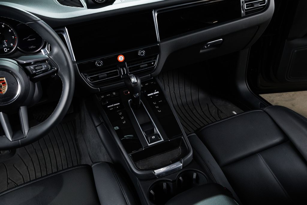 2025 Porsche Macan T - Photo 15