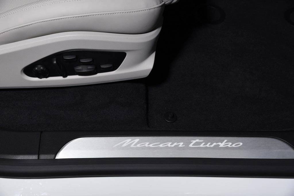 2025 Porsche Macan Turbo Electric - Photo 27