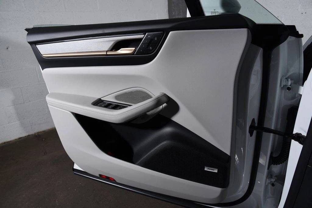 2025 Porsche Macan Turbo Electric - Photo 26
