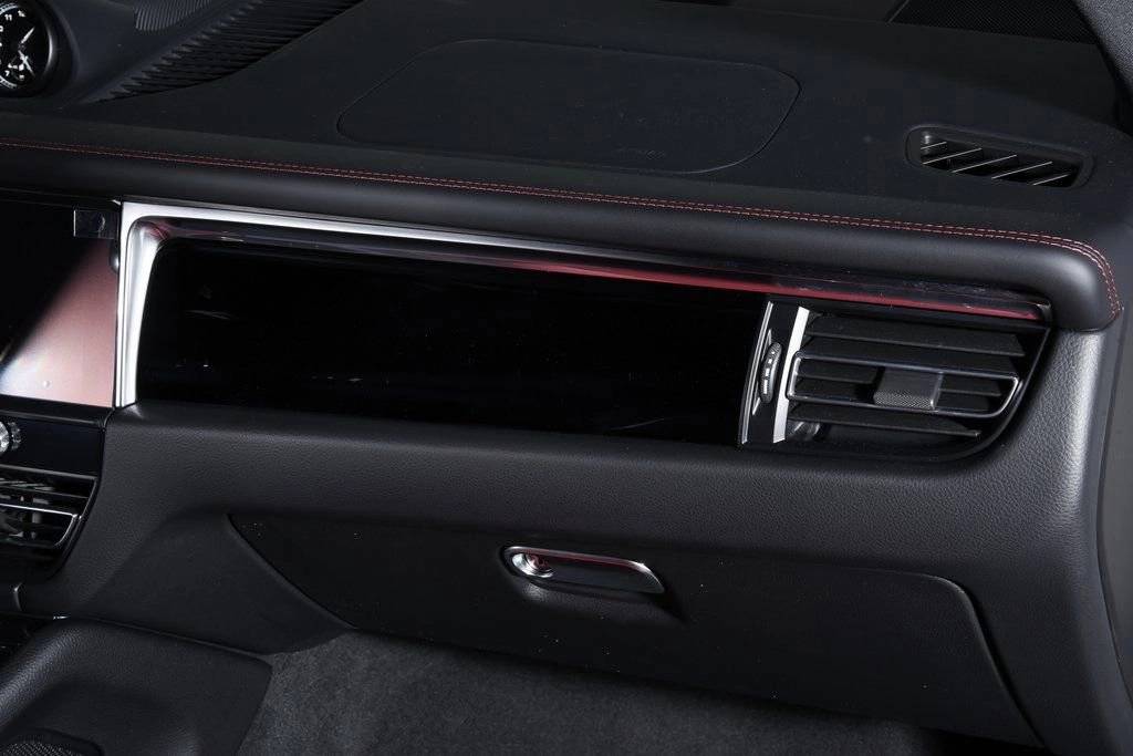 2025 Porsche Macan - Photo 20