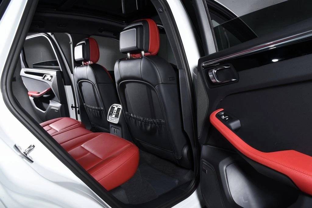 2025 Porsche Macan - Photo 33