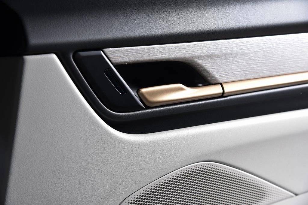 2025 Porsche Macan Turbo Electric - Photo 25