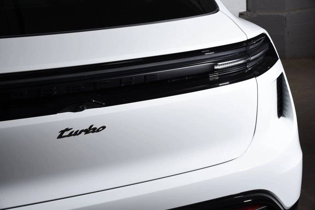 2025 Porsche Macan Turbo Electric - Photo 12