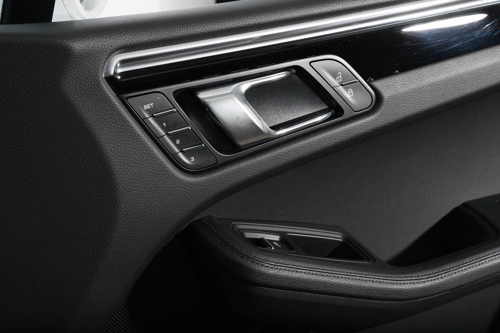 2025 Porsche Macan T - Photo 31