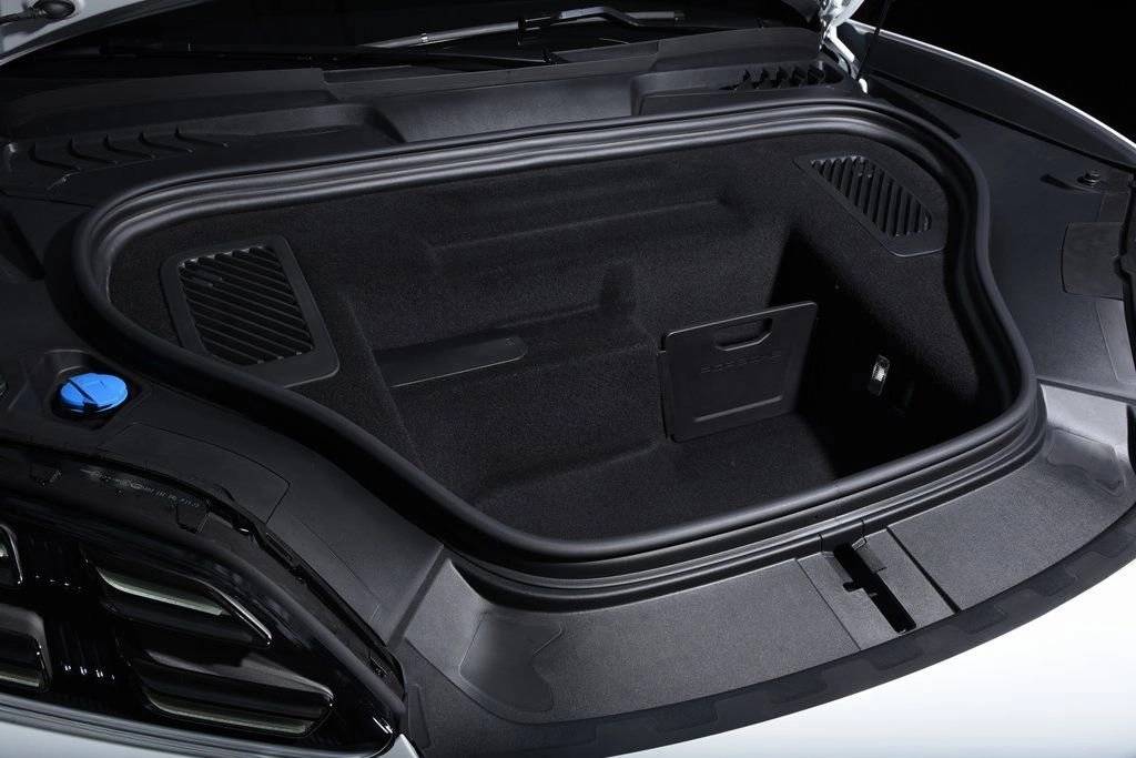 2025 Porsche Macan Turbo Electric - Photo 40