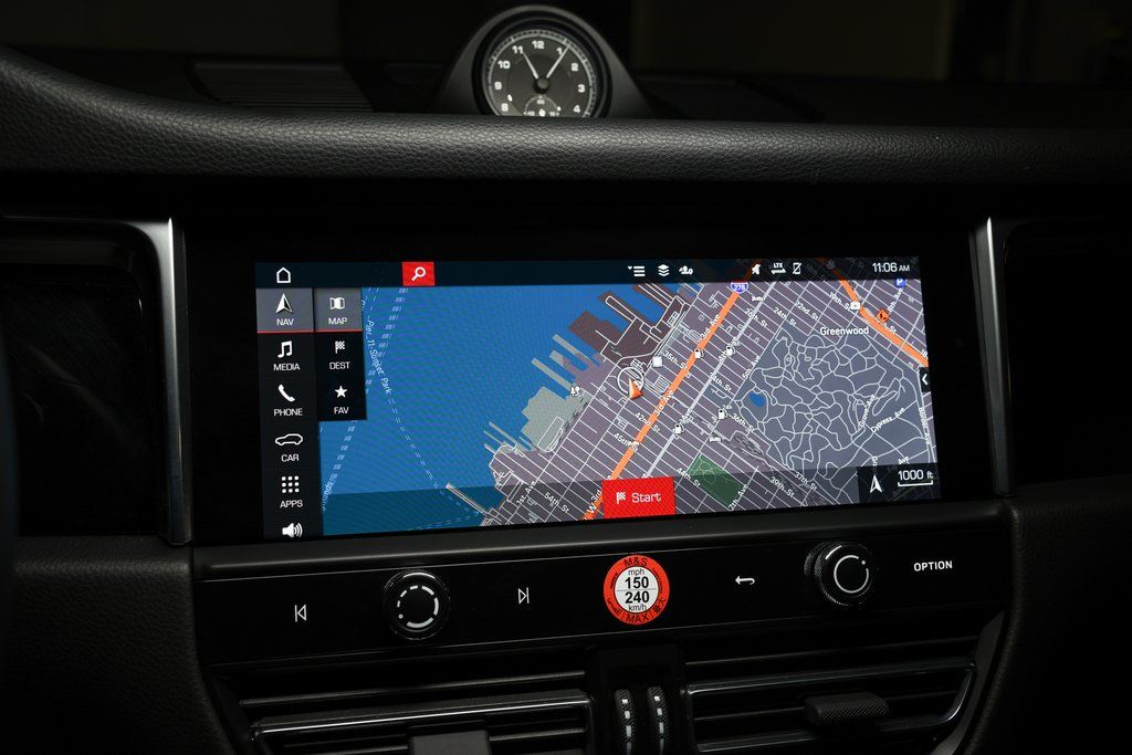 2025 Porsche Macan T - Photo 26
