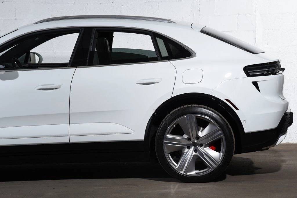 2025 Porsche Macan Turbo Electric - Photo 17