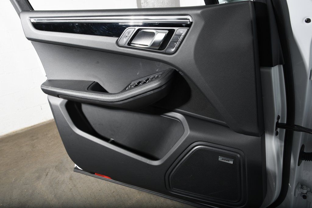 2025 Porsche Macan T - Photo 30