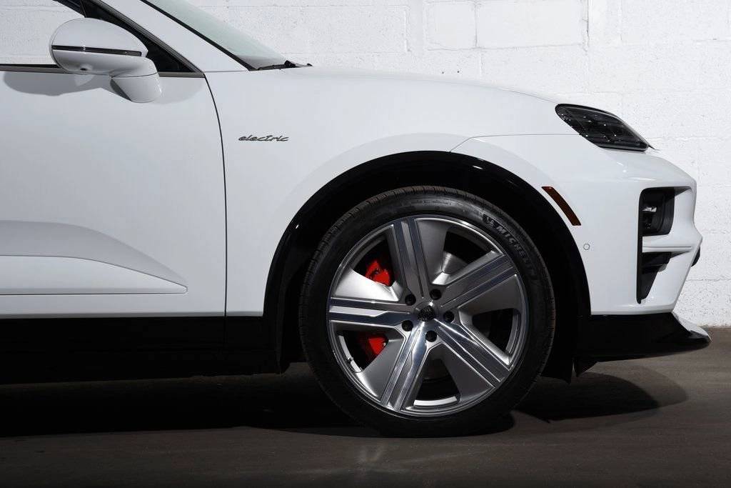 2025 Porsche Macan Turbo Electric - Photo 16