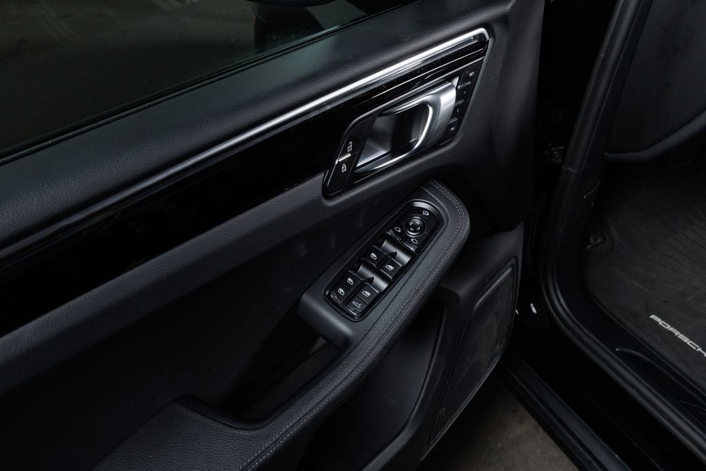 2025 Porsche Macan T - Photo 16