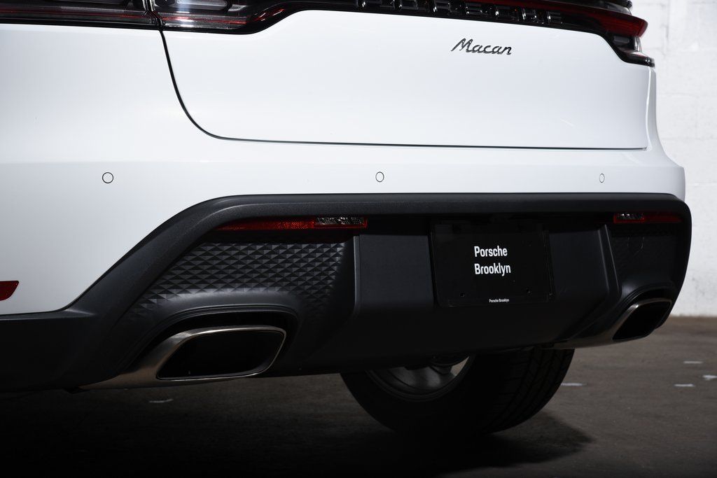 2025 Porsche Macan T - Photo 17