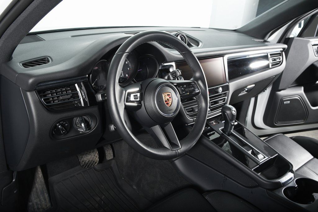 2025 Porsche Macan T - Photo 22