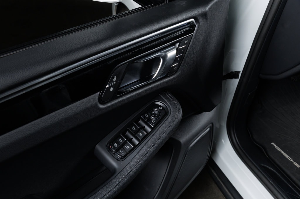 2026 Porsche Macan T - Photo 16