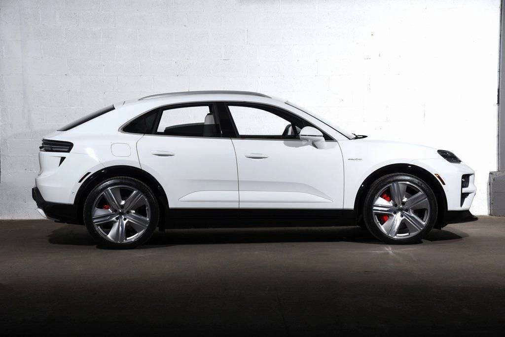 2025 Porsche Macan Turbo Electric - Photo 8