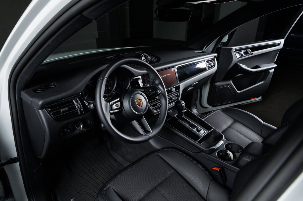 2026 Porsche Macan T - Photo 7