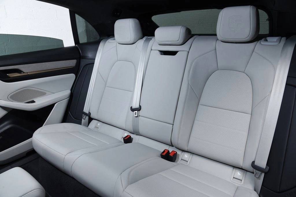 2025 Porsche Macan Turbo Electric - Photo 29